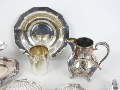 LOT in silver-plated metal including sauceboat,...