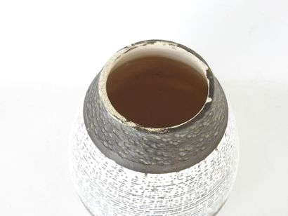KERAMOS : Vase boule en terre brune partiellement...