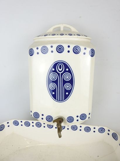 WACHTERSBACH: White earthenware fountain...