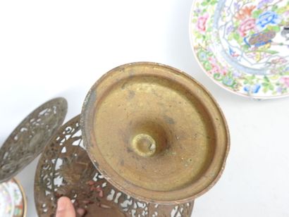 LOT comprising : - Two bronze pedestal bowls...