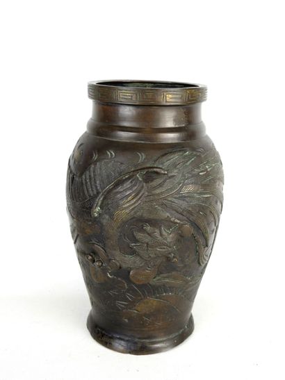 JAPAN : Bronze vase with brown patina decorated...