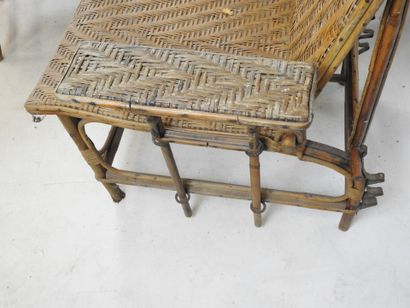 PAIR OF LONG CHAIRS in woven rattan. Can...
