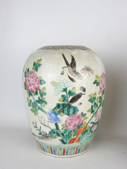 CHINA: Porcelain vase with polychrome enamel...