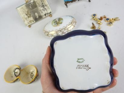 BROCANTE LOT including : - Two gilt metal...