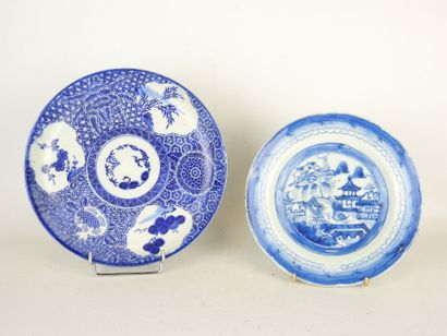 CHINA: Porcelain plate with blue-white decoration...