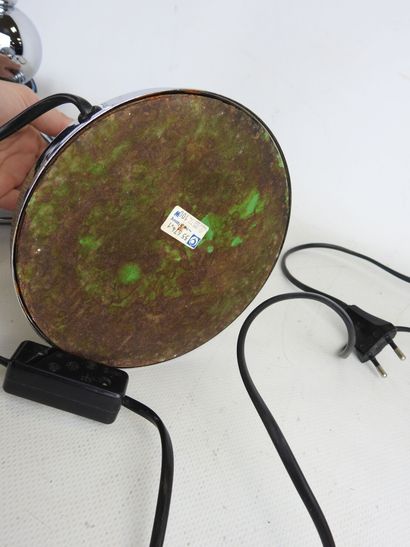 PAIRE de LAMPES en métal chromé, le fût cannelé...
