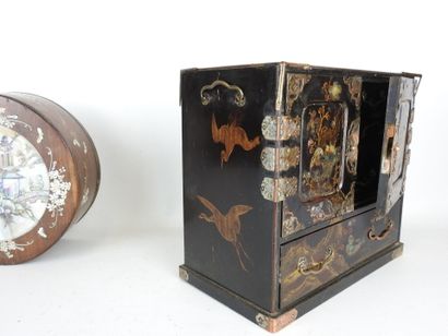 CHINA: Circular jewelry box in burgundy wood...
