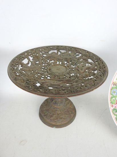 LOT comprising : - Two bronze pedestal bowls...