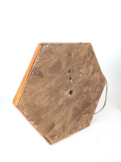 DEUX LAMPES en bois sur socle de forme hexagonale...