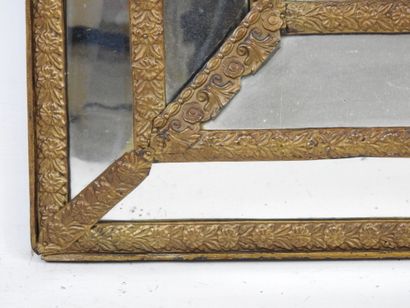 PETIT MIROIR à parecloses en bois et laiton...