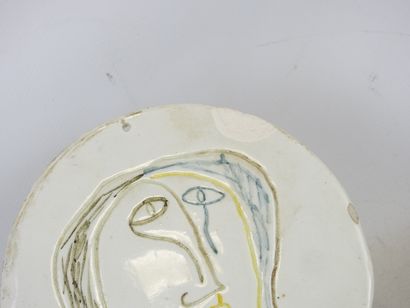 Earthenware medallion-shaped PLAQUE decorated...