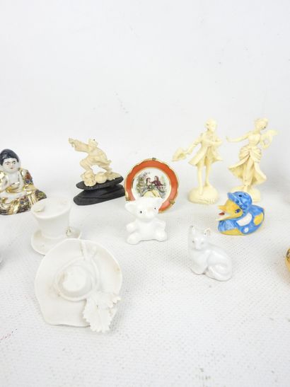 LOT of VITRINARY OBJECTS in porcelain, cookie...