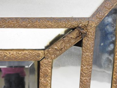 PETIT MIROIR à parecloses en bois et laiton...