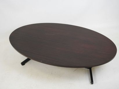 TABLE BASSE de forme ovale à plateau en bois...