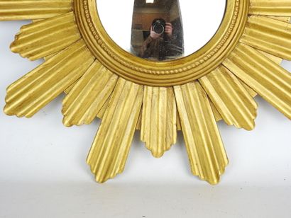 MIROIR sorcière en métal laqué doré. D :...