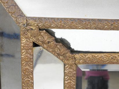 PETIT MIROIR à parecloses en bois et laiton...