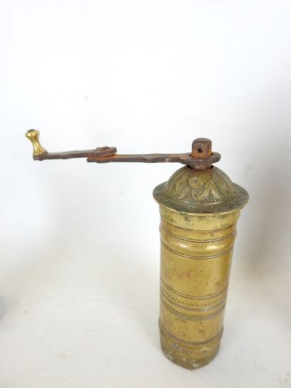 LOT comprising : Islamic art - gilt bronze...