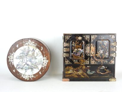 CHINA: Circular jewelry box in burgundy wood...