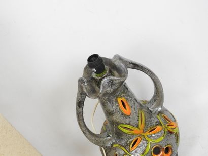 LAMPE en céramique émaillée à décor ajouré...