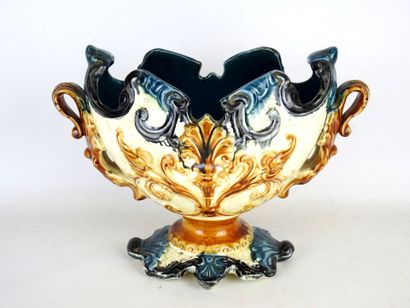 CUP on pedestal in barbotine with rocaille...
