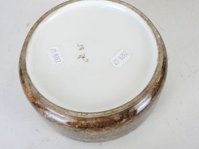 DE BYON (XIXth): Porcelain bonbonnière decorated...