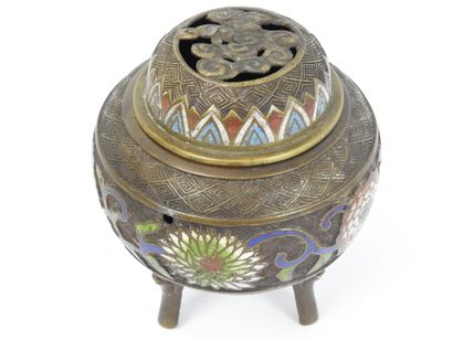 CHINE : Brule parfum tripode en bronze et...