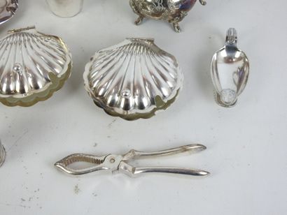 LOT in silver-plated metal including sauceboat,...
