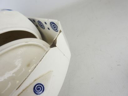 WACHTERSBACH: White earthenware fountain...