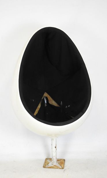 Henrik THOR-LARSEN (Born 1932) : Egg chair...