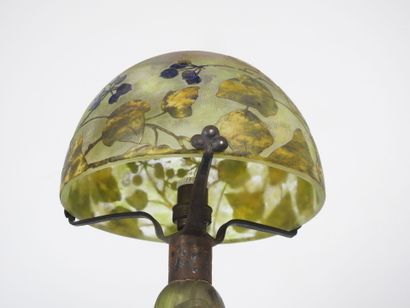 DAUM Nancy: Multilayer glass mushroom lamp...