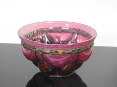 DAUM et MAJORELLE: Goblet in marmorated glass...