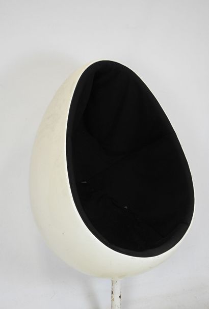 Henrik THOR-LARSEN (Born 1932) : Egg chair...