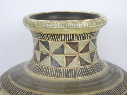 Marcel GUILLOT (1910-1985)
Geometric vase
Black...