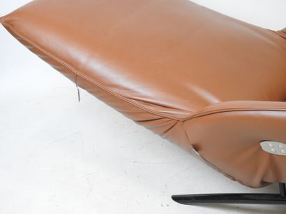 SEANROYALE : Tan leather and metal chaise...