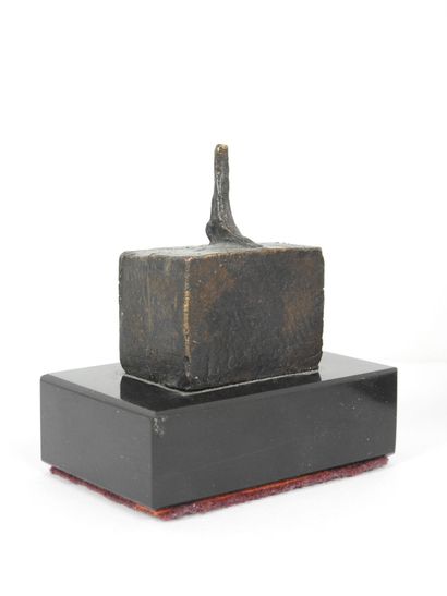 - Head of a man. Brown patina bronze sculpture...
