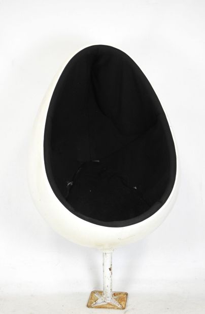 Henrik THOR-LARSEN (Born 1932) : Egg chair...