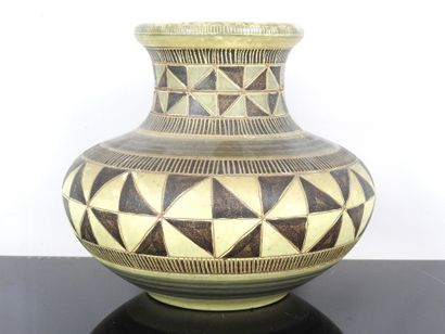 Marcel GUILLOT (1910-1985)
Geometric vase
Black...