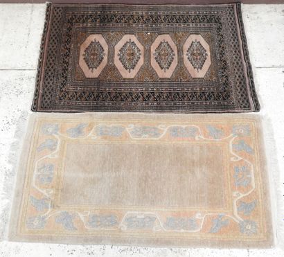 Deux tapis rectangulaires en laine à décor...