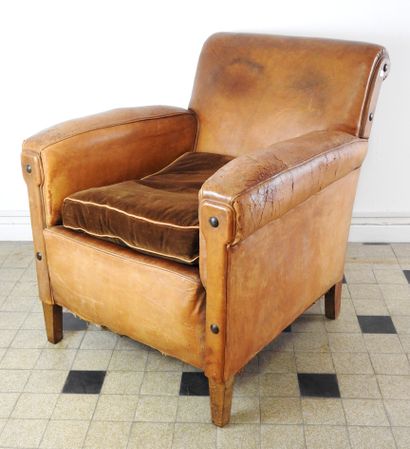 Fauteuil club en cuir havane à dossier renversé
H....