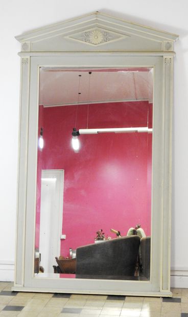 Miroir à fronton de style restauration en...