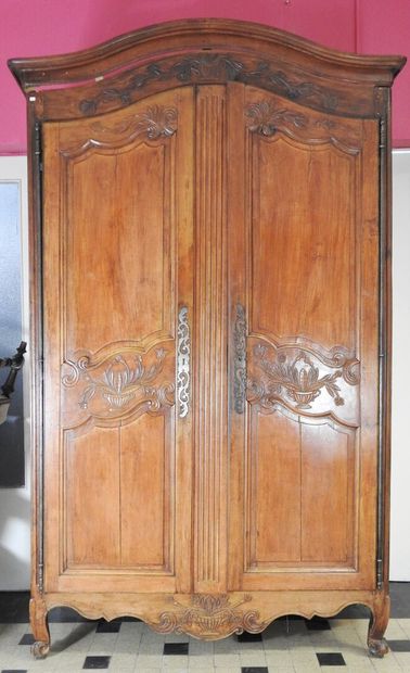 Grande armoire en bois naturel moulurée et...