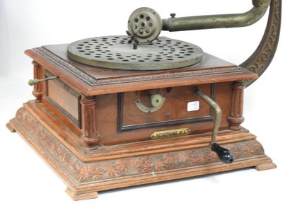 PATHEPHONE N°8
Gramophone à pavillon en tôle...