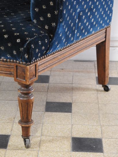 Fauteuil confortable, piètement en bois naturel...