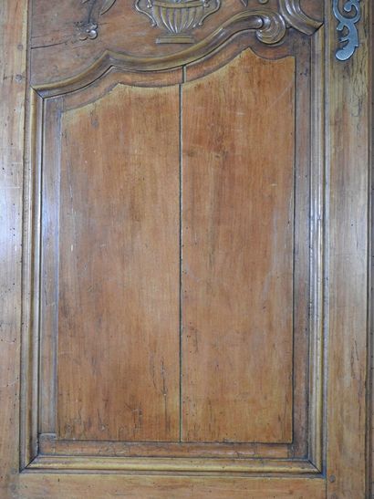 Grande armoire en bois naturel moulurée et...