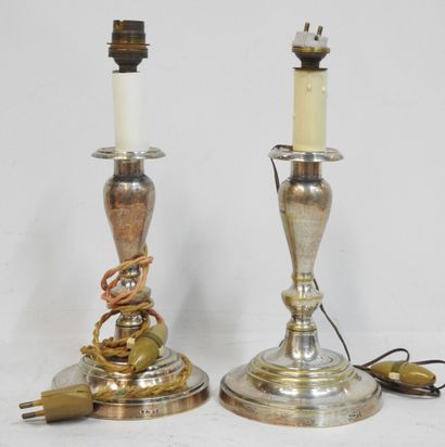 Paire de bougeoirs en métal argenté, montés...