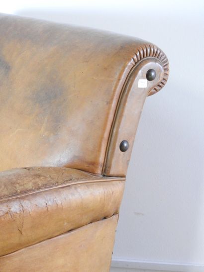 Fauteuil club en cuir havane à dossier renversé
H....