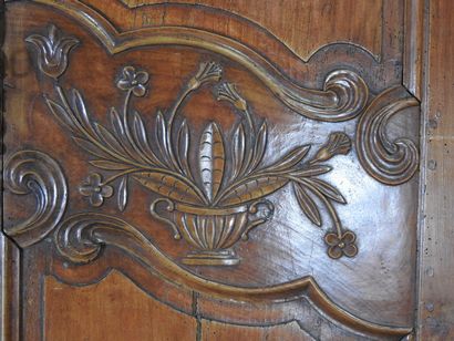 Grande armoire en bois naturel moulurée et...