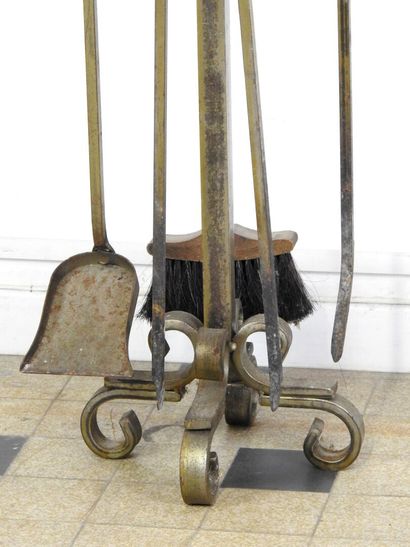 Nécessaire d'âtre en fer battu comprenant...