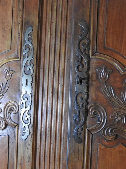 Grande armoire en bois naturel moulurée et...