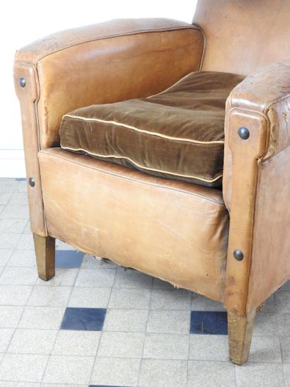 Fauteuil club en cuir havane à dossier renversé
H....